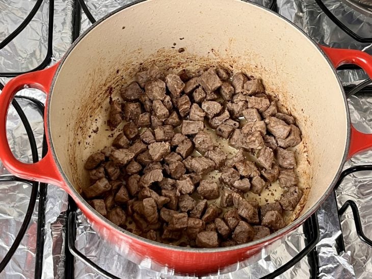 Uma panela com cubos de filé mignon refogados na manteiga.