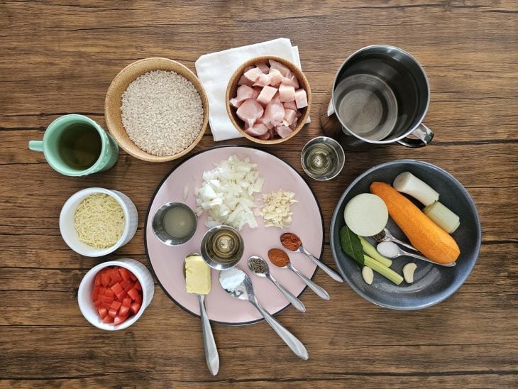 Uma bancada com os ingredientes separados.