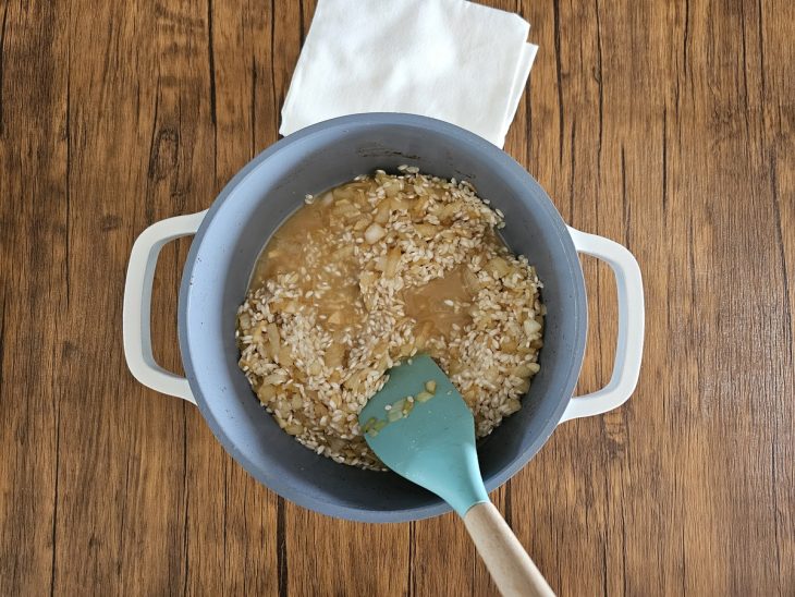 Uma panela cozinhando arroz arbóreo.