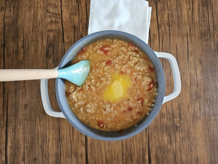 Uma panela contendo risoto de frango.