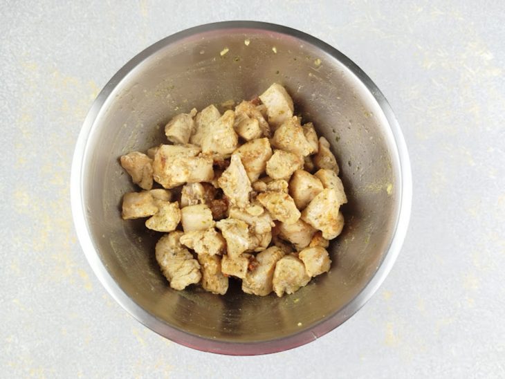 Frango frito reservado numa tigela redonda de inox.