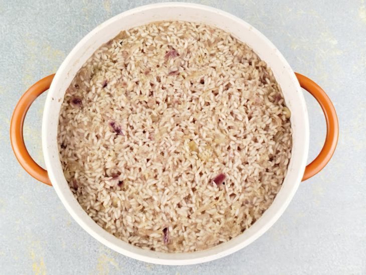 Caldo de frango despejado na panela.