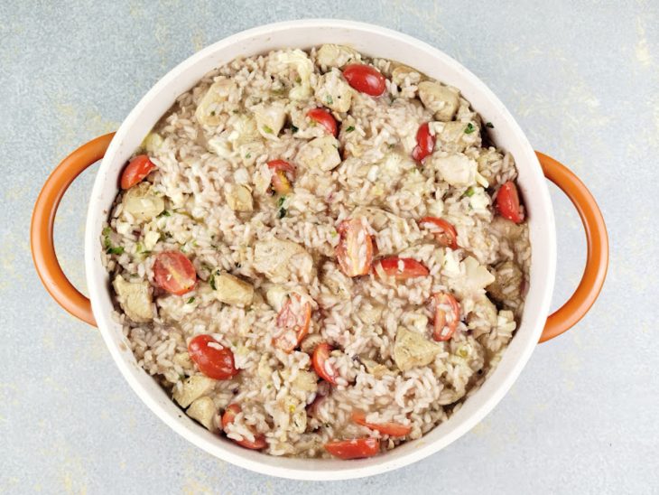 Frango e tomatinhos adicionados na panela.