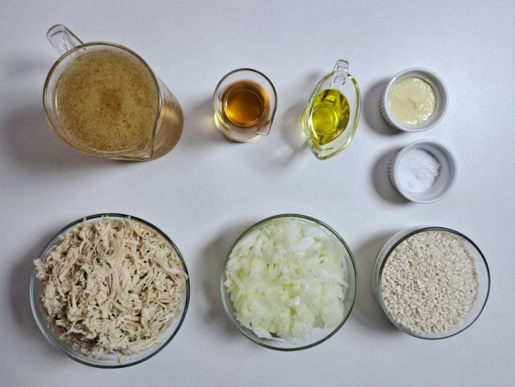 Ingredientes para a receita separados em uma bancada.