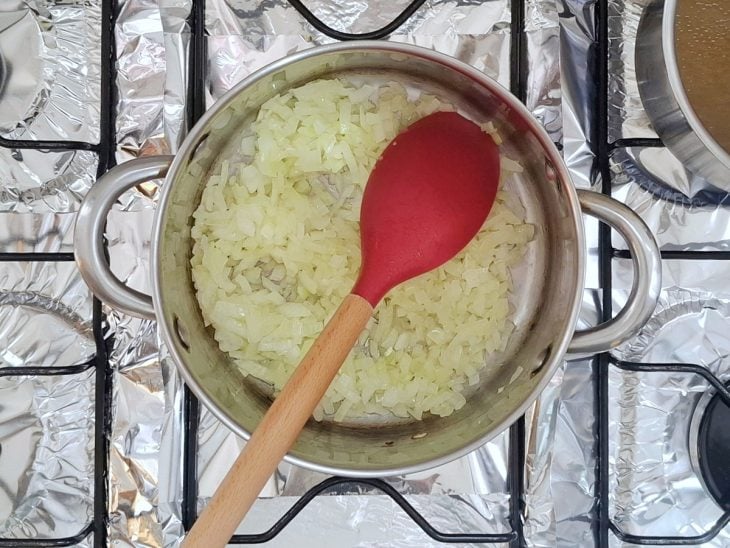 Cebola em uma panela com azeite.