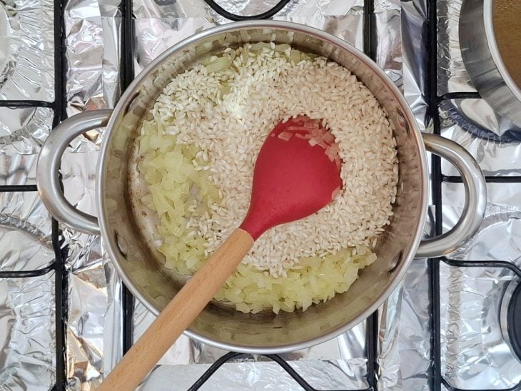 Arroz arbóreo adicionado na panela.