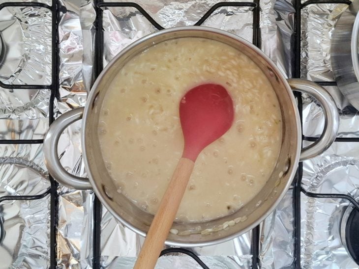 Caldo adicionado na panela.