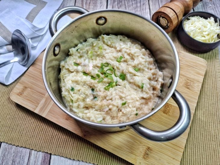 Risoto finalizado com cheiro verde e pronto para consumo.