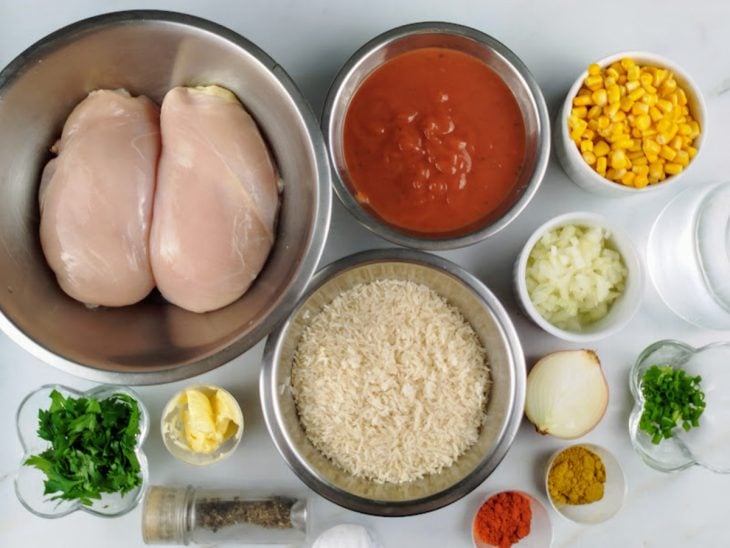 Ingredientes para a receita de risoto de frango rápido.