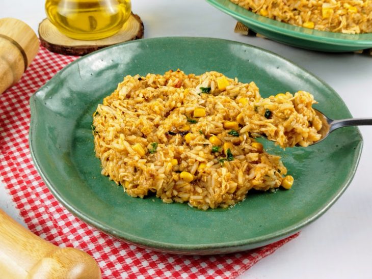 Risoto de frango rápido servido em um prato, pronto para consumo.