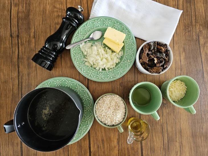 Ingredientes do risoto de funghi secchi reunidos na bancada.