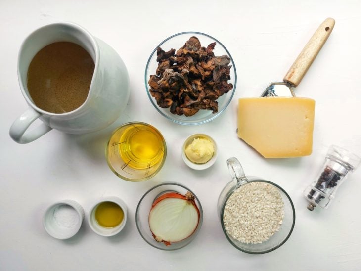 Uma bancada com os ingredientes separados.