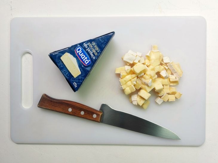 Uma tábua com queijo brie picado.
