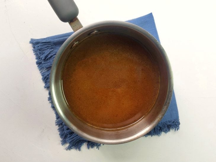 Uma panela com caldo de legumes e a água dos cogumelos.