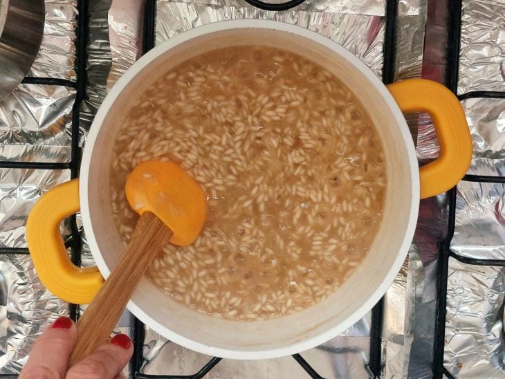 Uma panela com arroz em processo de cozimento.