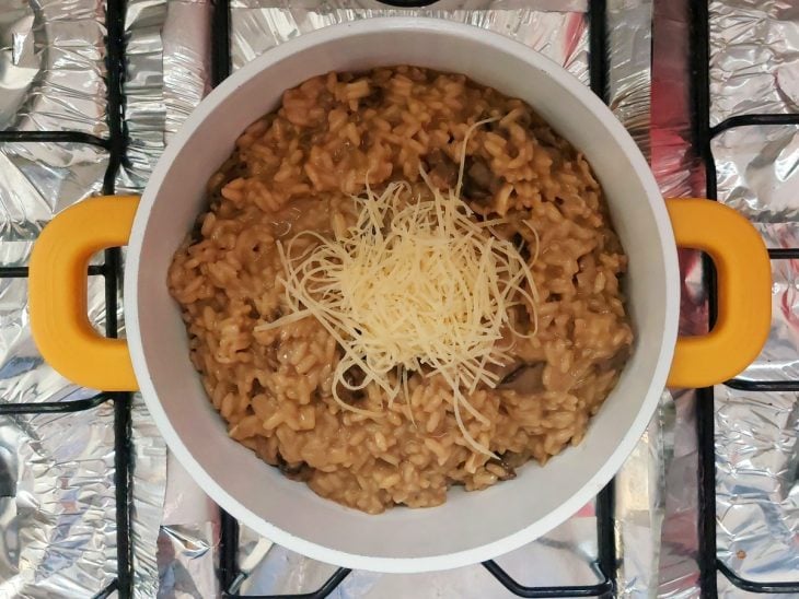 Uma panela contendo todos os ingredientes do risoto de funghi secchi.