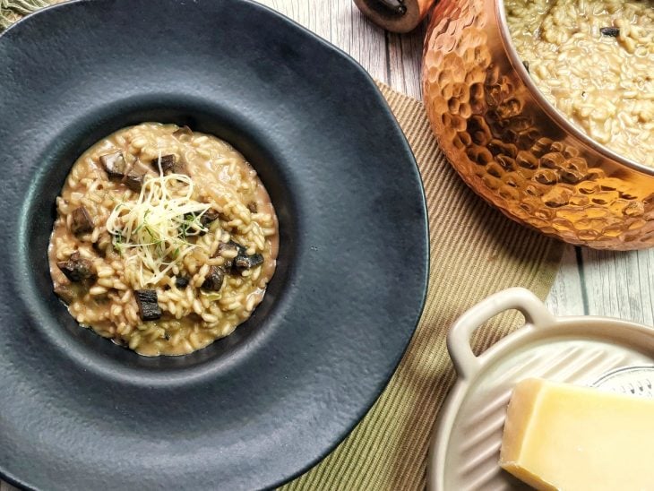 Um prato contendo risoto de funghi secchi.