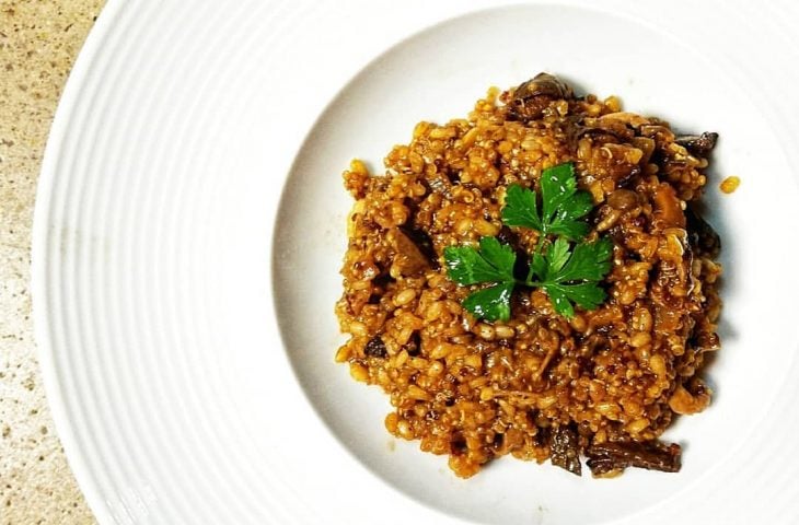 Risoto de grãos com cogumelos