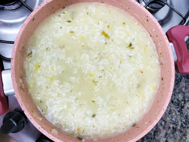 Uma panela contendo arroz refogado com caldo de legumes.