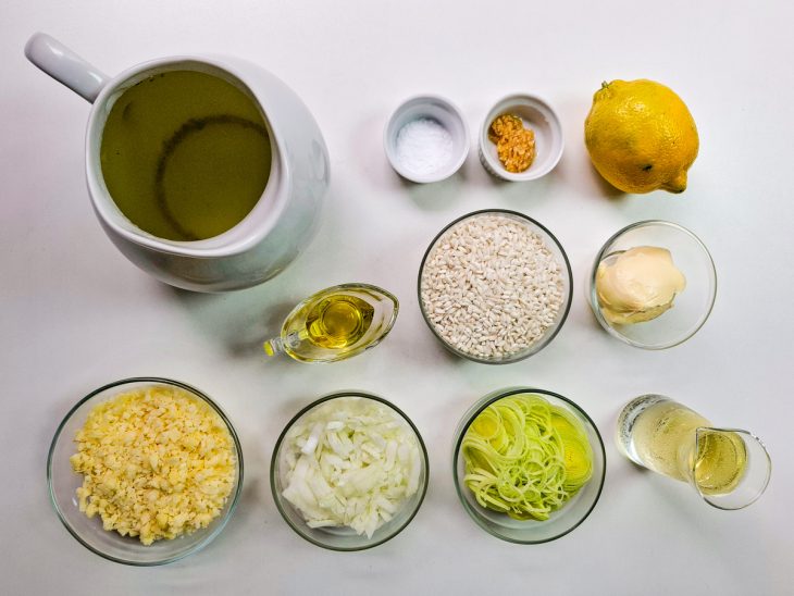 Ingredientes reunidos em uma bancada.
