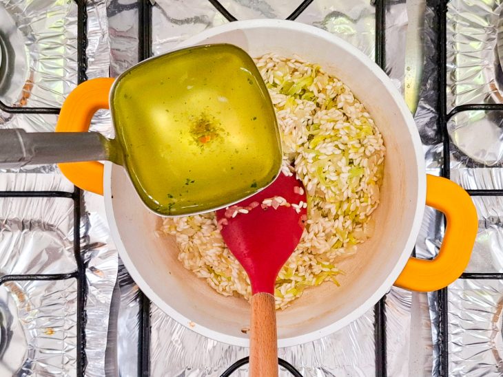 Caldo de legumes e sal adicionados a panela.