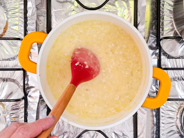Risoto cremoso na panela.