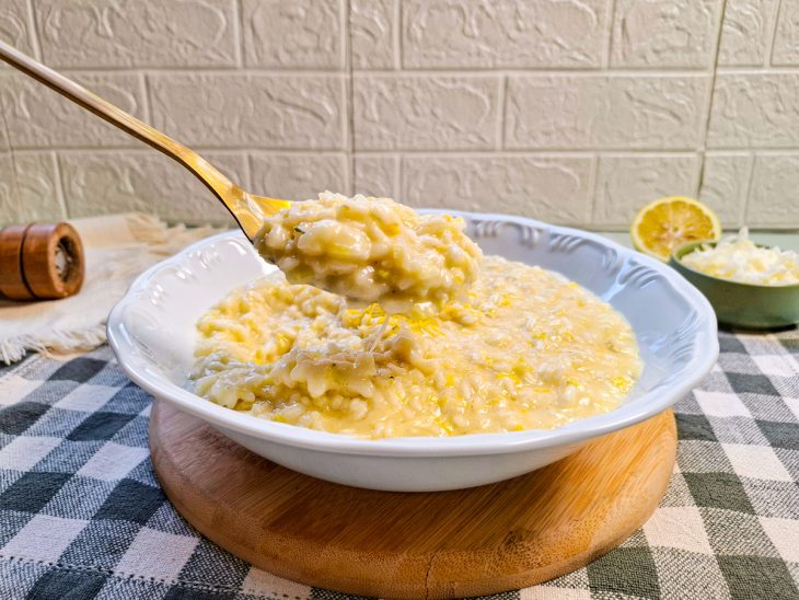 Risoto de limão-siciliano com alho-poró pronto para consumo em um prato.