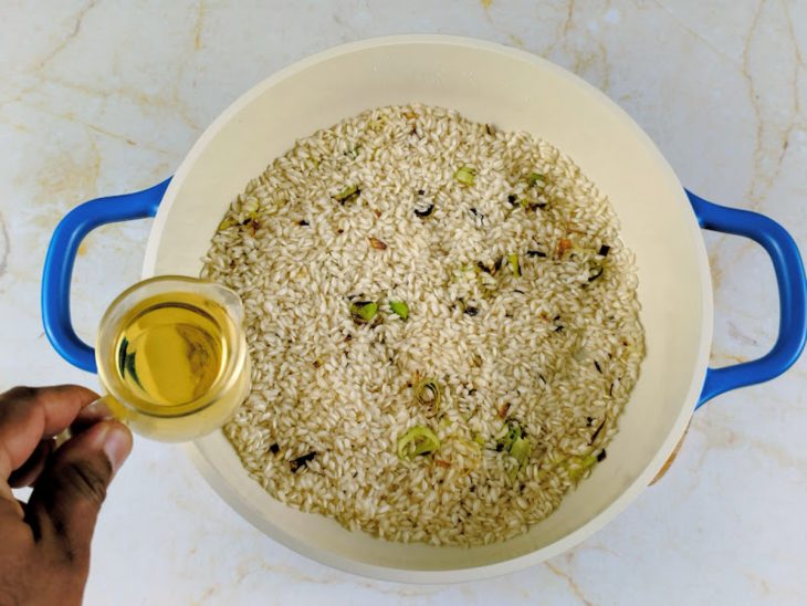 vinho branco adicionado para deglacear risoto