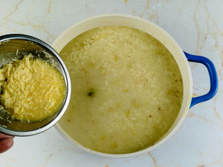 adição de parmesão e suco de limão em risoto.