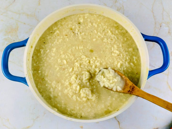 adição de gema para cremosidade do risoto de limão siciliano com bacon.