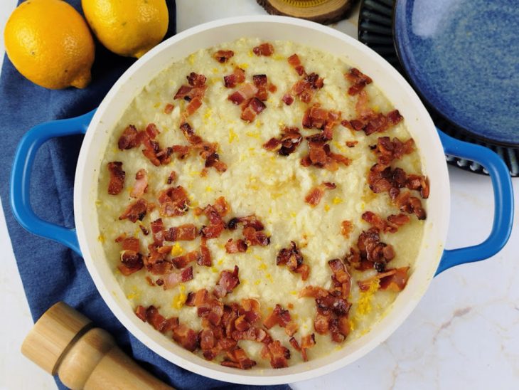 adição de bacon crocante para finalização do risoto de limão siciliano.