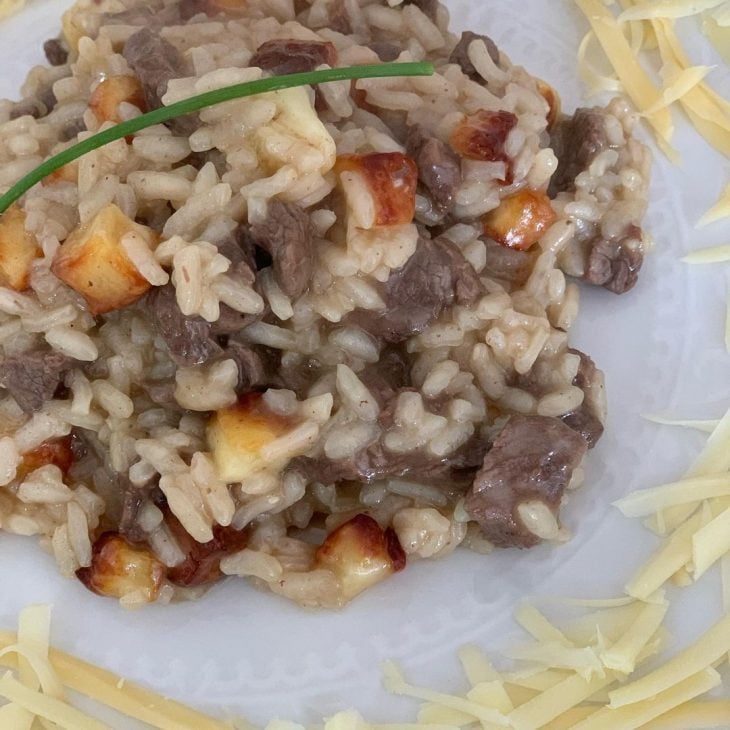 Risoto de mignon com queijo-coalho