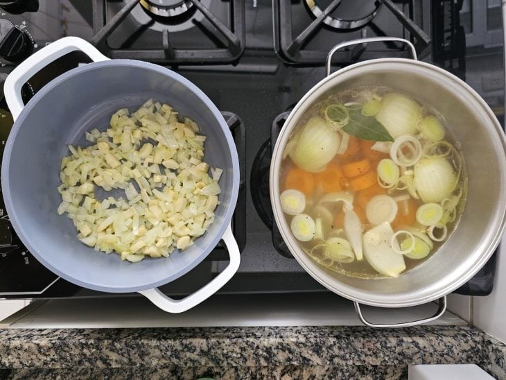 Duas panelas, cum contendo cebola refogada e outra contendo caldo de legumes.