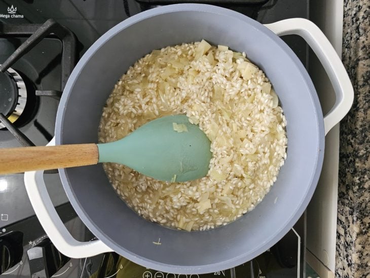 Uma panela contendo o risoto sendo preparado.