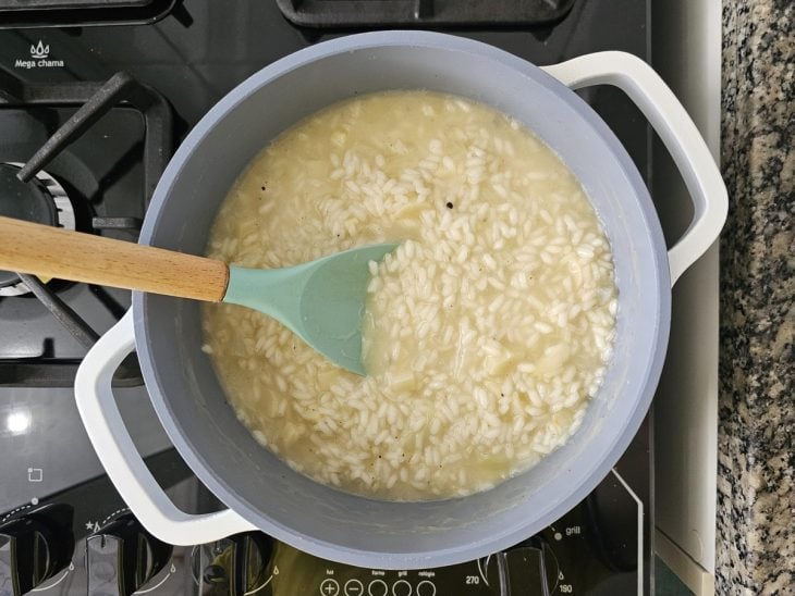 Uma panela contendo arroz arbóreo sendo cozido.