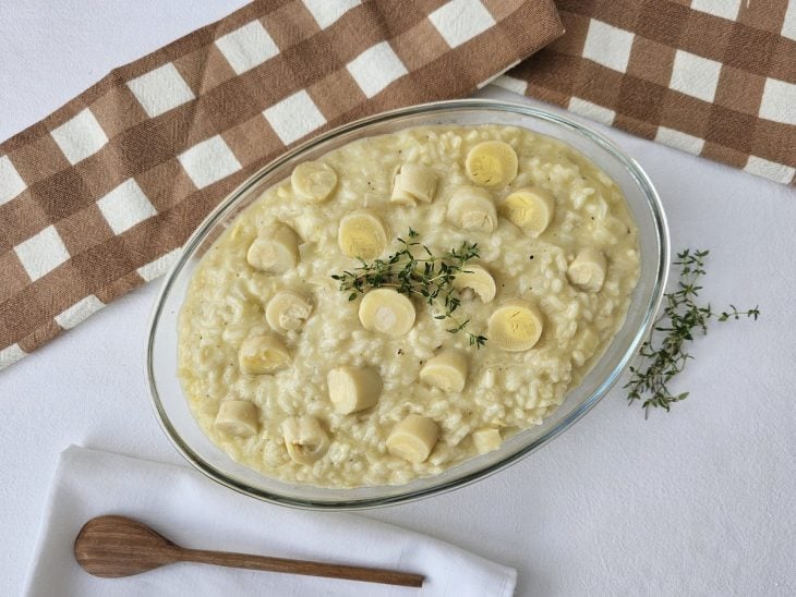 Uma travessa contendo risoto de palmito.