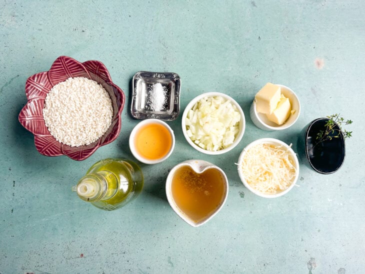 Ingredientes reunidos na bancada.