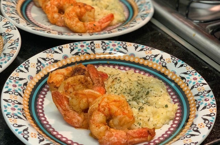 Risoto de parmesão com camarão