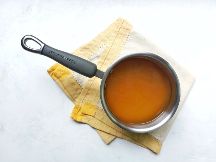 Caldo de legumes na panela.