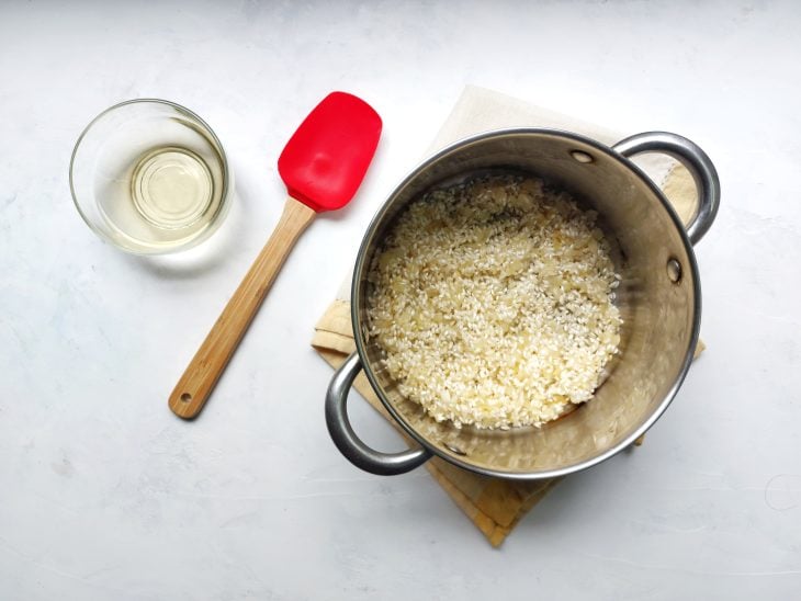 Arroz adicionado na panela.