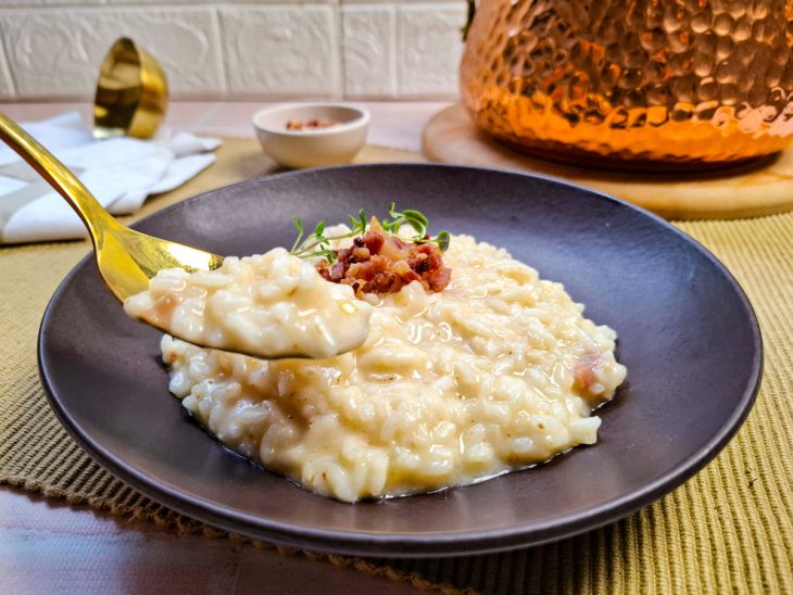 Risoto de queijo com bacon pronto para consumo.