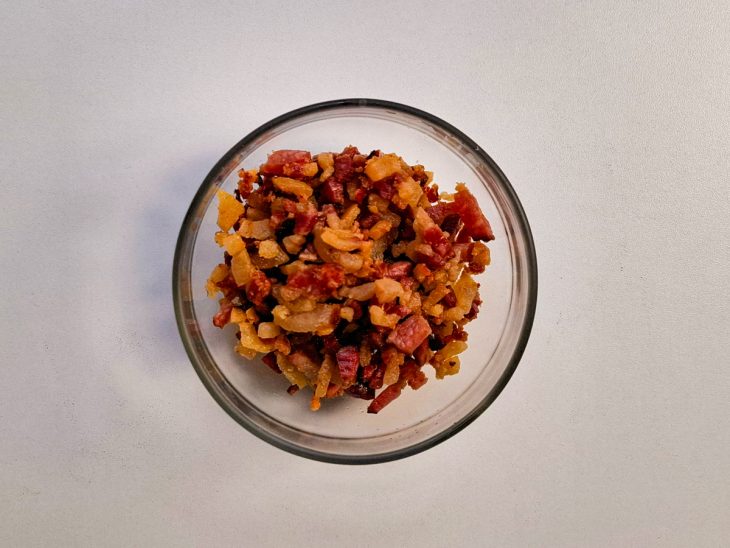 Bacon frito em uma tigela.