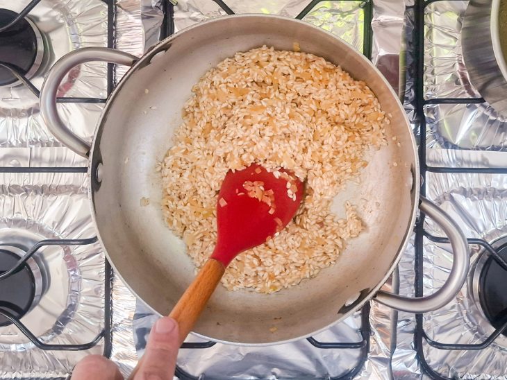 Arroz arbóreo cozido com vinho.