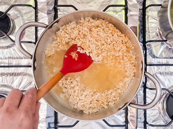 Arroz refogado com água.