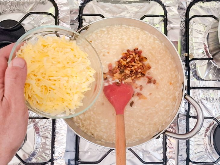 Queijo e bacon adicionados ao preparo.