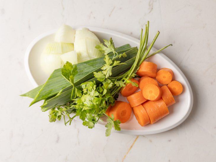 Ingredientes do caldo reunidos em uma bancada.