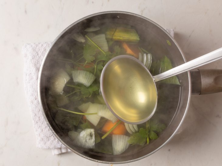 Caldo de legumes fervendo na panela.