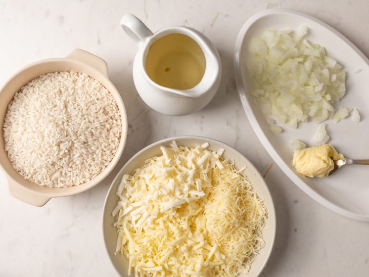 Ingredientes do risoto reunidos em uma bancada.