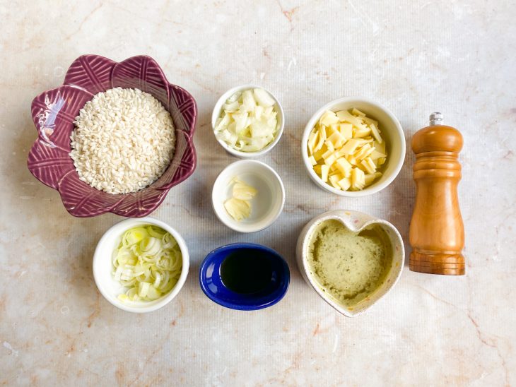 Ingredientes reunidos em uma bancada.