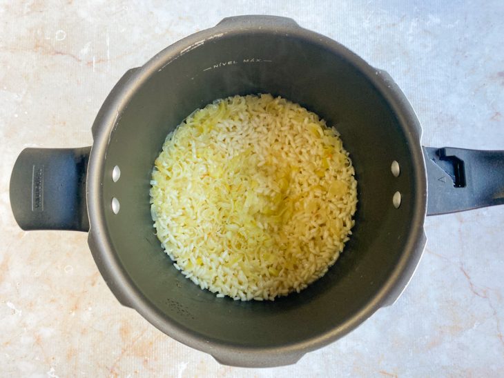 Arroz cozido na panela de pressão.